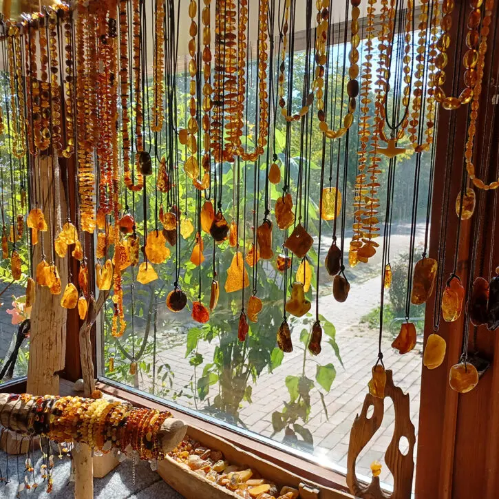 Feng Shui + für dein Zuhause – Harmonie & Energie verbessern. Auf dem Bild zu sehen, mehrere Bernsteinketten und Handketten