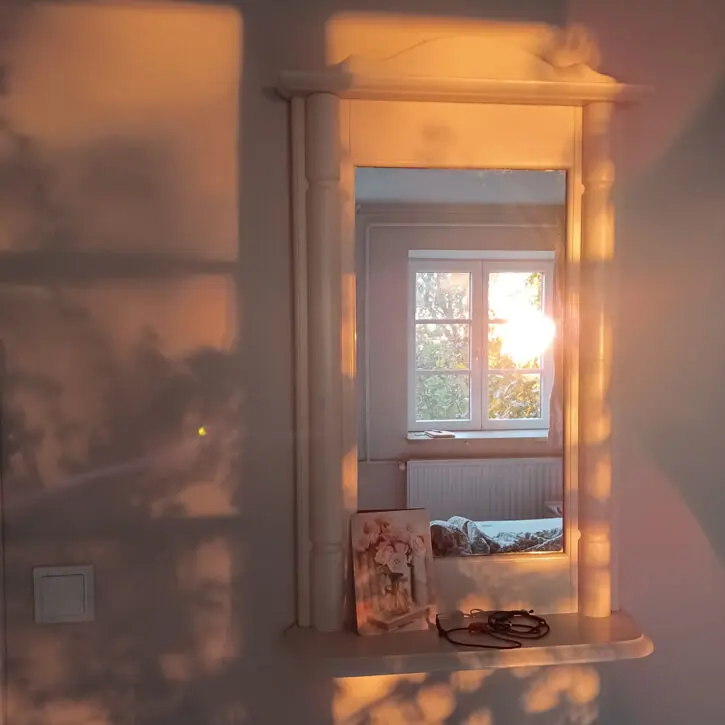 Feng Shui + für dein Zuhause – Harmonie & Energie verbessern. Auf dem Bild zu sehen, ein Fenster im Spiegel fotografiert