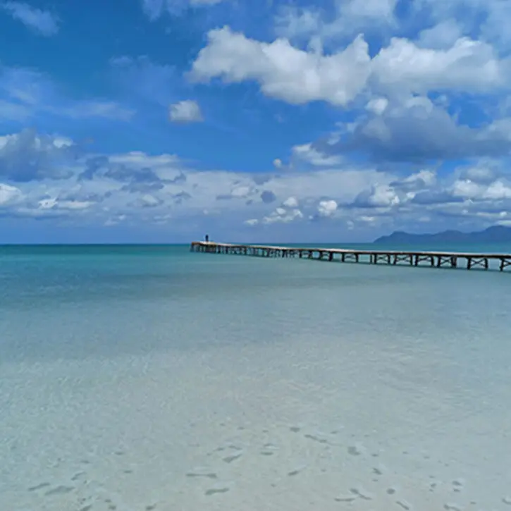 Heilpraktikerin Winsen Luhe – Naturheilpraxis & Homöopathie. Auf dem Bild zu sehen, ein langer Steck ins Meer, bei strahlend blauem Himmel mit Wolken