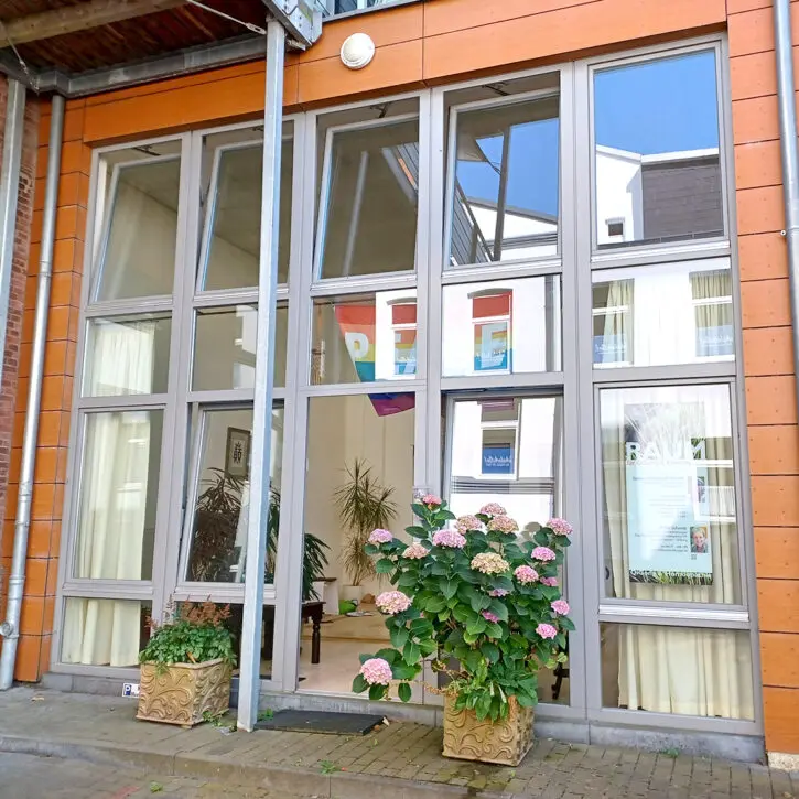 Seminarraum mieten in Winsen Luhe – für Workshops & mehr. Auf dem Bild zu sehen, der Kursraum. Zu sehen ist der Eingang von außen.