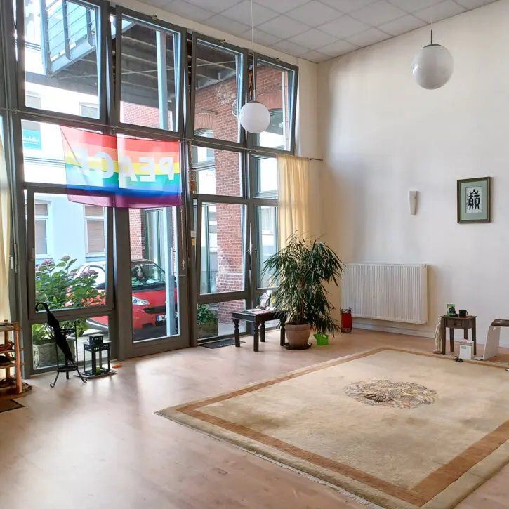 Seminarraum mieten in Winsen Luhe – für Workshops & mehr. Auf dem Bild zu sehen, der Kursraum. Zu sehen ist der Eingang von Innen.