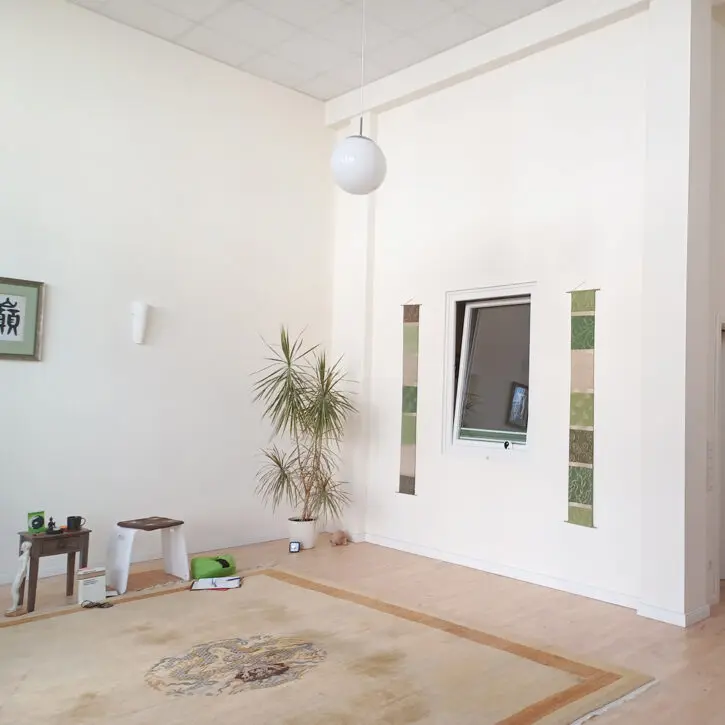 Seminarraum mieten in Winsen Luhe – für Workshops & mehr. Auf dem Bild zu sehen, der Kursraum. Zu sehen ist der Teppich und das innere Fenster.