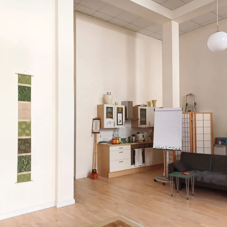Seminarraum mieten in Winsen Luhe – für Workshops & mehr. Auf dem Bild zu sehen, der Kursraum. Zu sehen ist Ein Flipchart und die Küchenzeile.